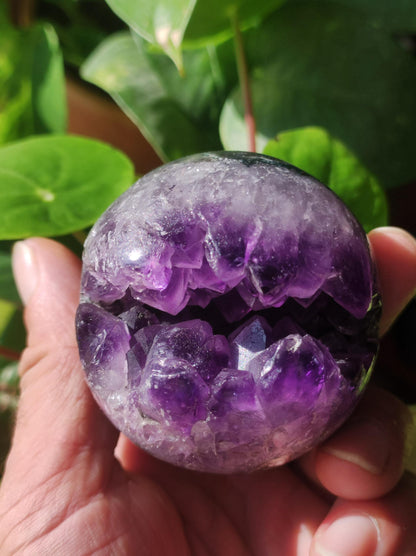 Boule de géode d'améthyste ~ Pierre précieuse magique décorative, niveau de cristal, boule de guérison, balle de jeu, méditation HIPPIE GOA Boho ethnique violet énergie