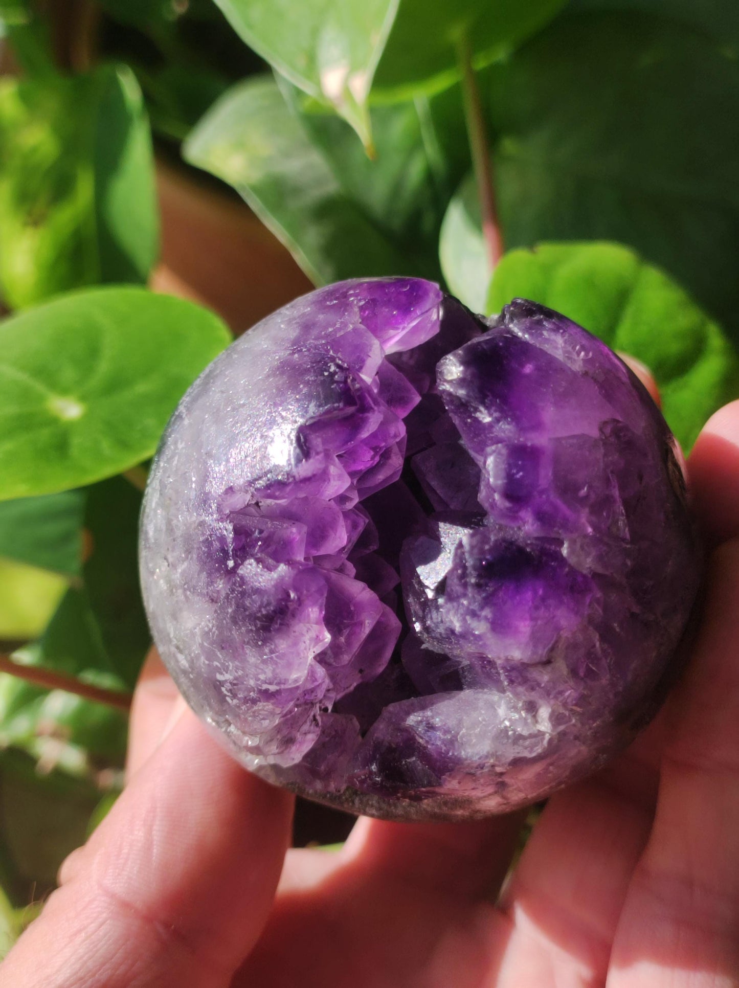 Boule de géode d'améthyste ~ Pierre précieuse magique décorative, niveau de cristal, boule de guérison, balle de jeu, méditation HIPPIE GOA Boho ethnique violet énergie