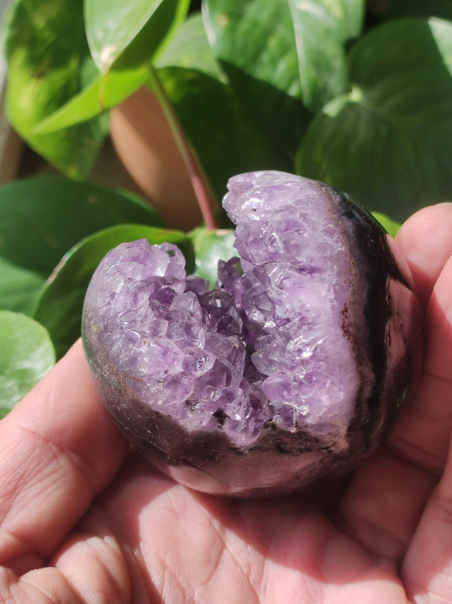 Boule de géode d'améthyste ~ Pierre précieuse magique décorative, niveau de cristal, boule de guérison, balle de jeu, méditation HIPPIE GOA Boho ethnique violet énergie