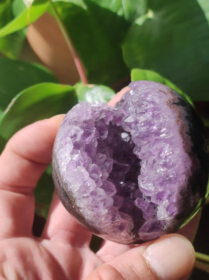 Boule de géode d'améthyste ~ Pierre précieuse magique décorative, niveau de cristal, boule de guérison, balle de jeu, méditation HIPPIE GOA Boho ethnique violet énergie