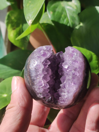 Boule de géode d'améthyste ~ Pierre précieuse magique décorative, niveau de cristal, boule de guérison, balle de jeu, méditation HIPPIE GOA Boho ethnique violet énergie