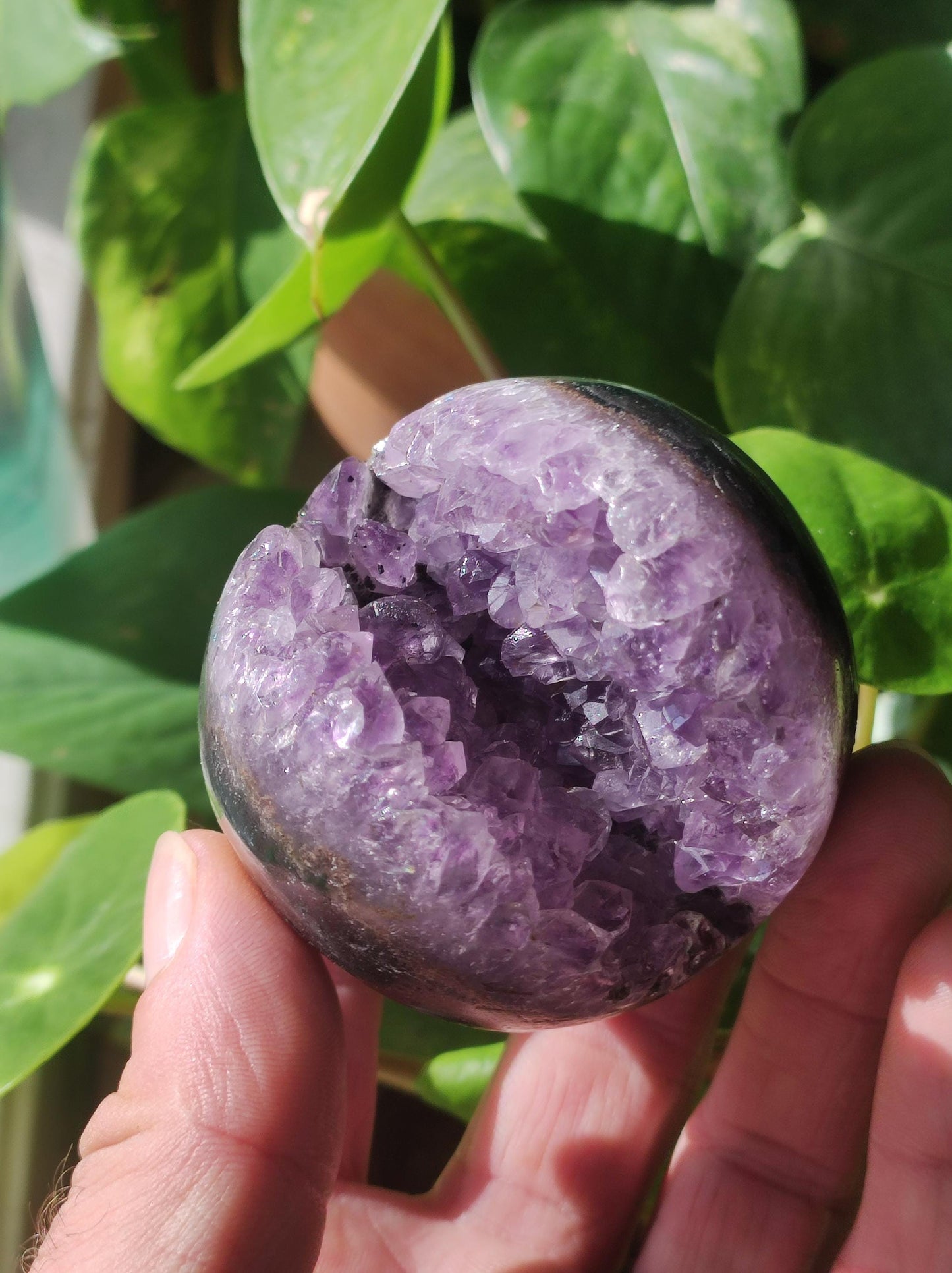 Boule de géode d'améthyste ~ Pierre précieuse magique décorative, niveau de cristal, boule de guérison, balle de jeu, méditation HIPPIE GOA Boho ethnique violet énergie