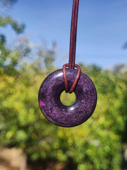 Stichtit ~ Edelstein Donut Kette Pi Scheibe Schutzsymbol Lila violett HIPPIE Chakra Boho Ethno Heilstein Kleidung Festival Purpur Rarität