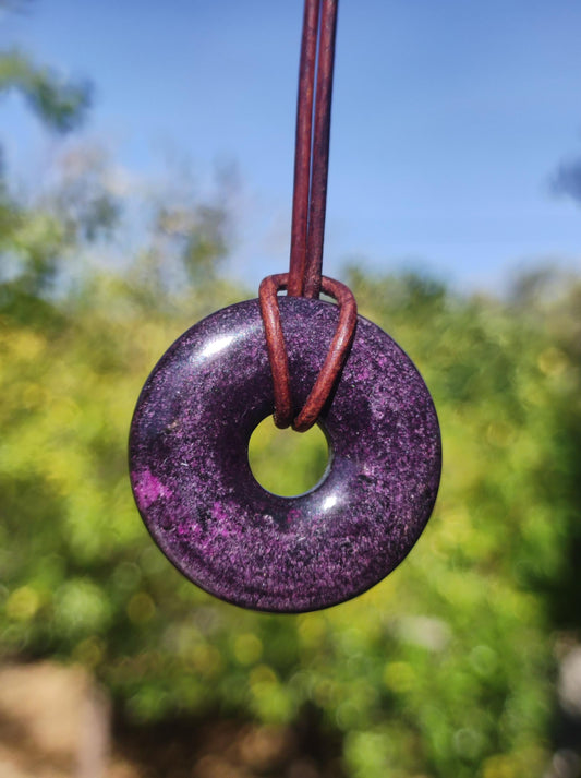 Stichtit ~ Edelstein Donut Kette Pi Scheibe Schutzsymbol Lila violett HIPPIE Chakra Boho Ethno Heilstein Kleidung Festival Purpur Rarität