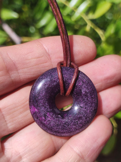 Stichtit ~ Edelstein Donut Kette Pi Scheibe Schutzsymbol Lila violett HIPPIE Chakra Boho Ethno Heilstein Kleidung Festival Purpur Rarität