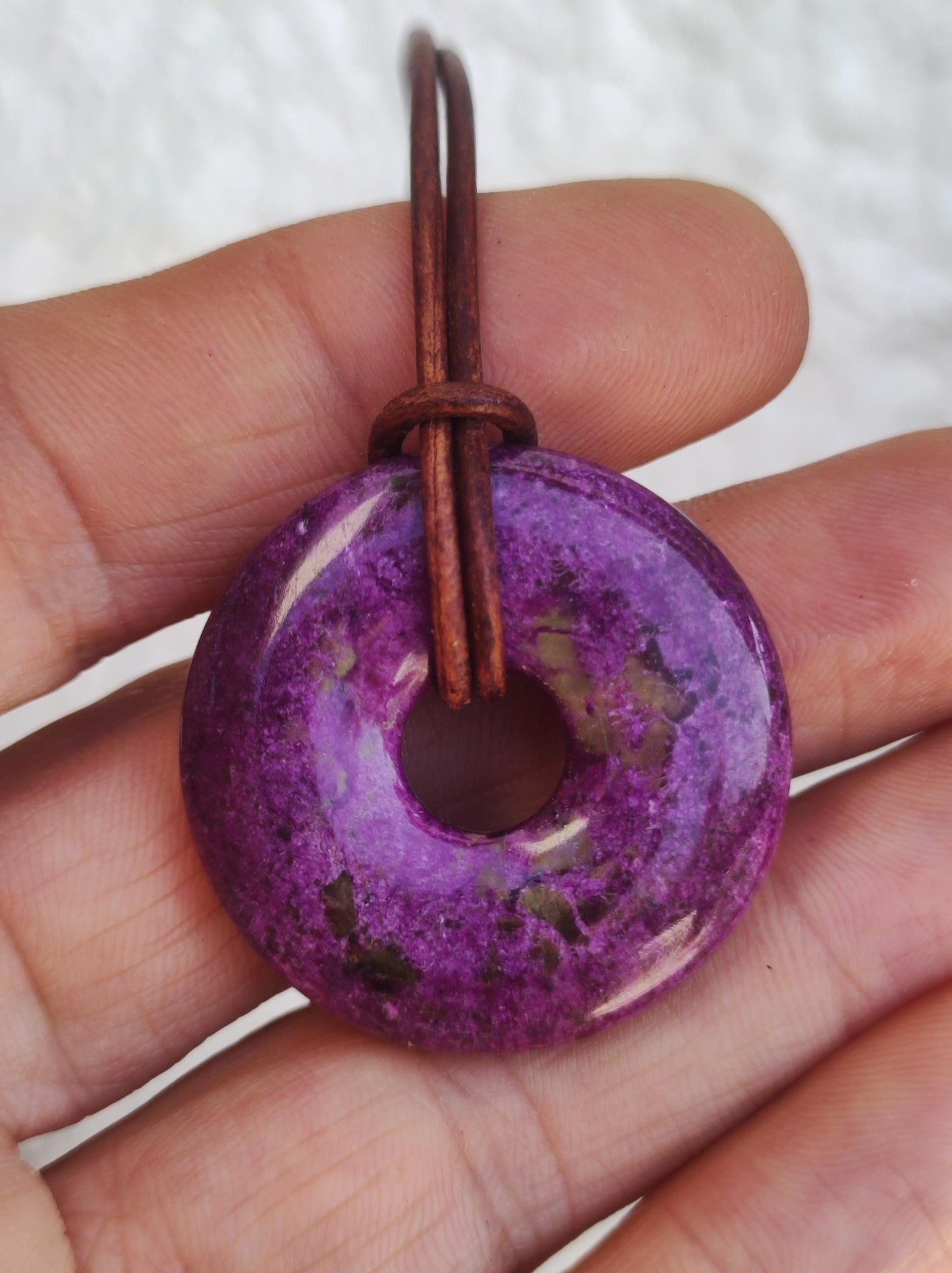 Stichtit ~ Edelstein Donut Kette Pi Scheibe Schutzsymbol Lila violett HIPPIE Chakra Boho Ethno Heilstein Kleidung Festival Purpur Rarität