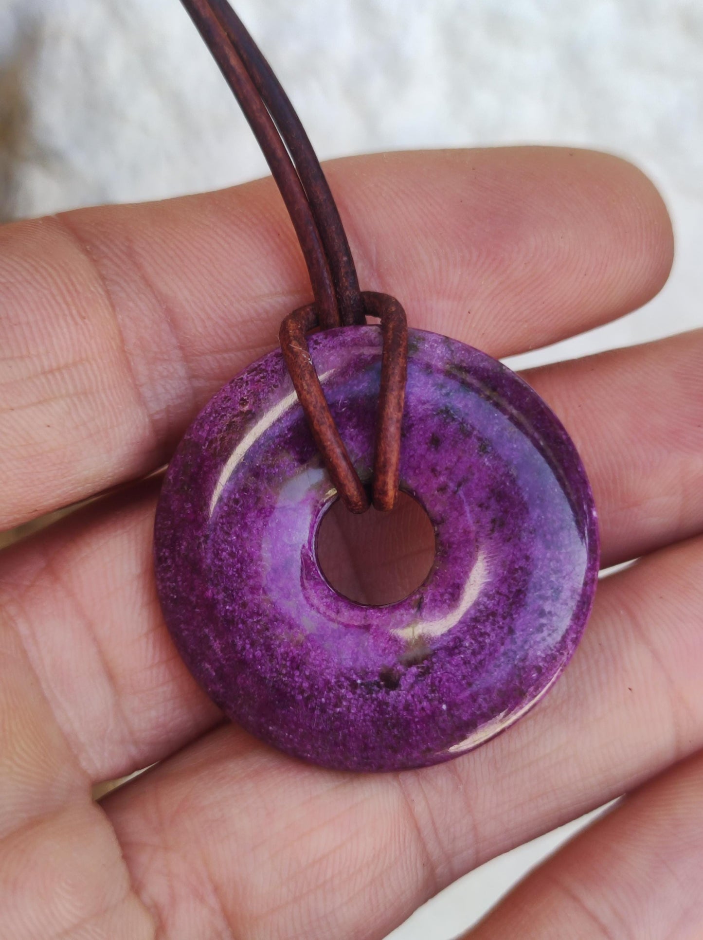 Stichtit ~ Edelstein Donut Kette Pi Scheibe Schutzsymbol Lila violett HIPPIE Chakra Boho Ethno Heilstein Kleidung Festival Purpur Rarität