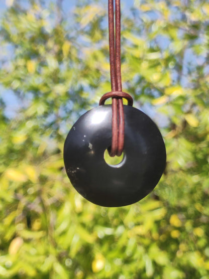 Midnight Lemurian Jade Black / Schwarze Jade + Pyrit Einschlüsse Donut Edelstein Kette Heilstein Kristall Boho Tibet Ethno Mann Frau Er Sie