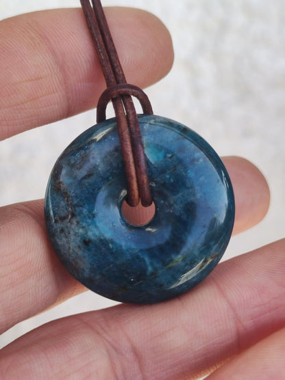 Apatit ~ Donut 30mm ~ Edelstein Kette blau Natur Rarität Schutzsymbol Heilstein Kristall HIPPIE Boho Ethno Mann Frau Geschenk Er Sie