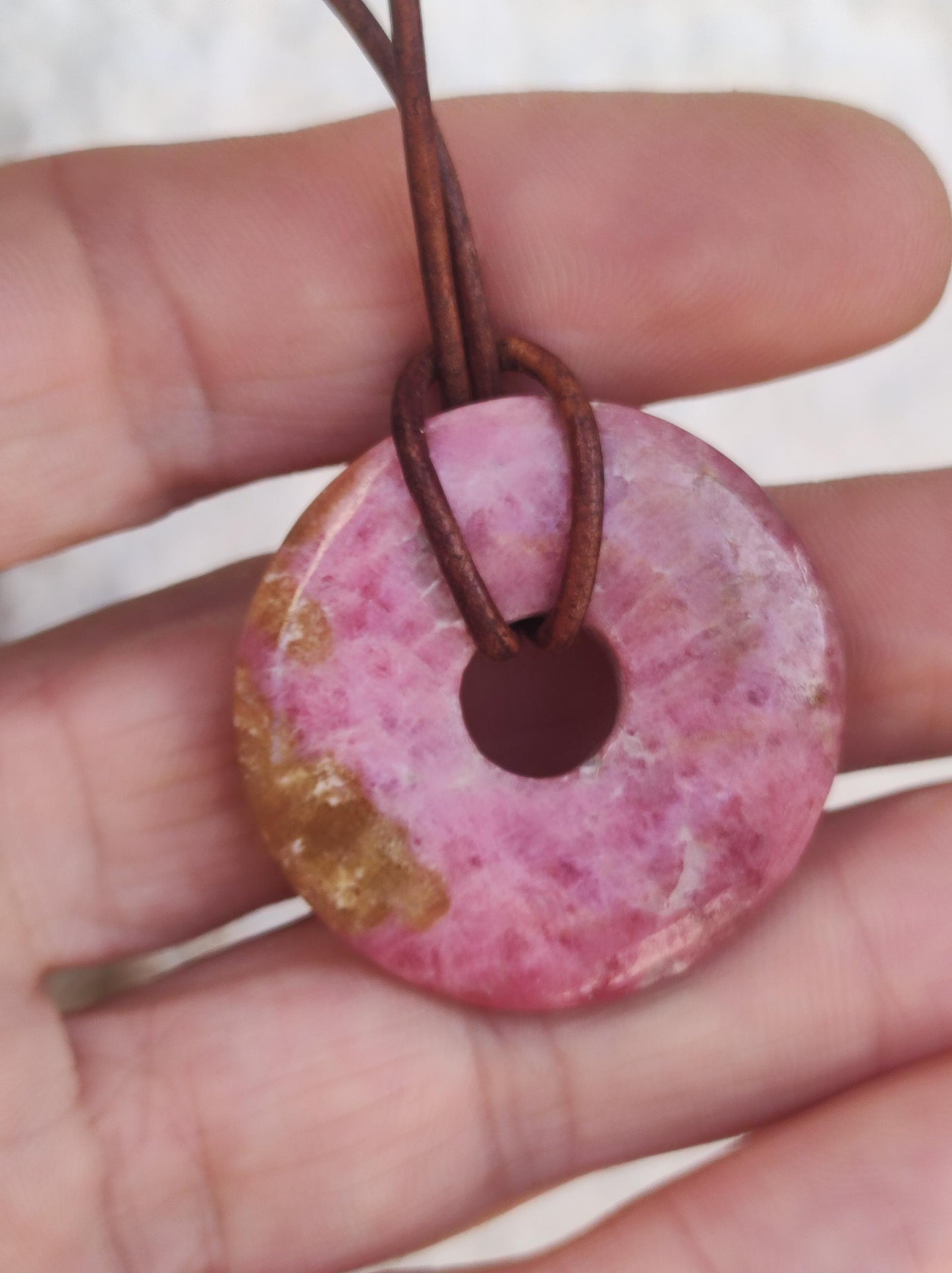 Rhodonite ~ 30 mm Donut Collier de pierres précieuses Rose Naturel Rareté Protection Symbole Guérison Pierre Cristal HIPPIE Boho Tibet Ethnique Homme Femme Cadeau Lui Elle