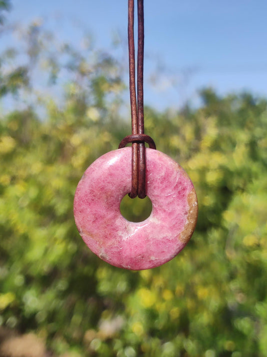 Rhodonit ~ 30mm Donut Edelstein Kette rosa Natur Rarität Schutzsymbol Heilstein Kristall HIPPIE Boho Tibet Ethno Mann Frau Geschenk Er Sie