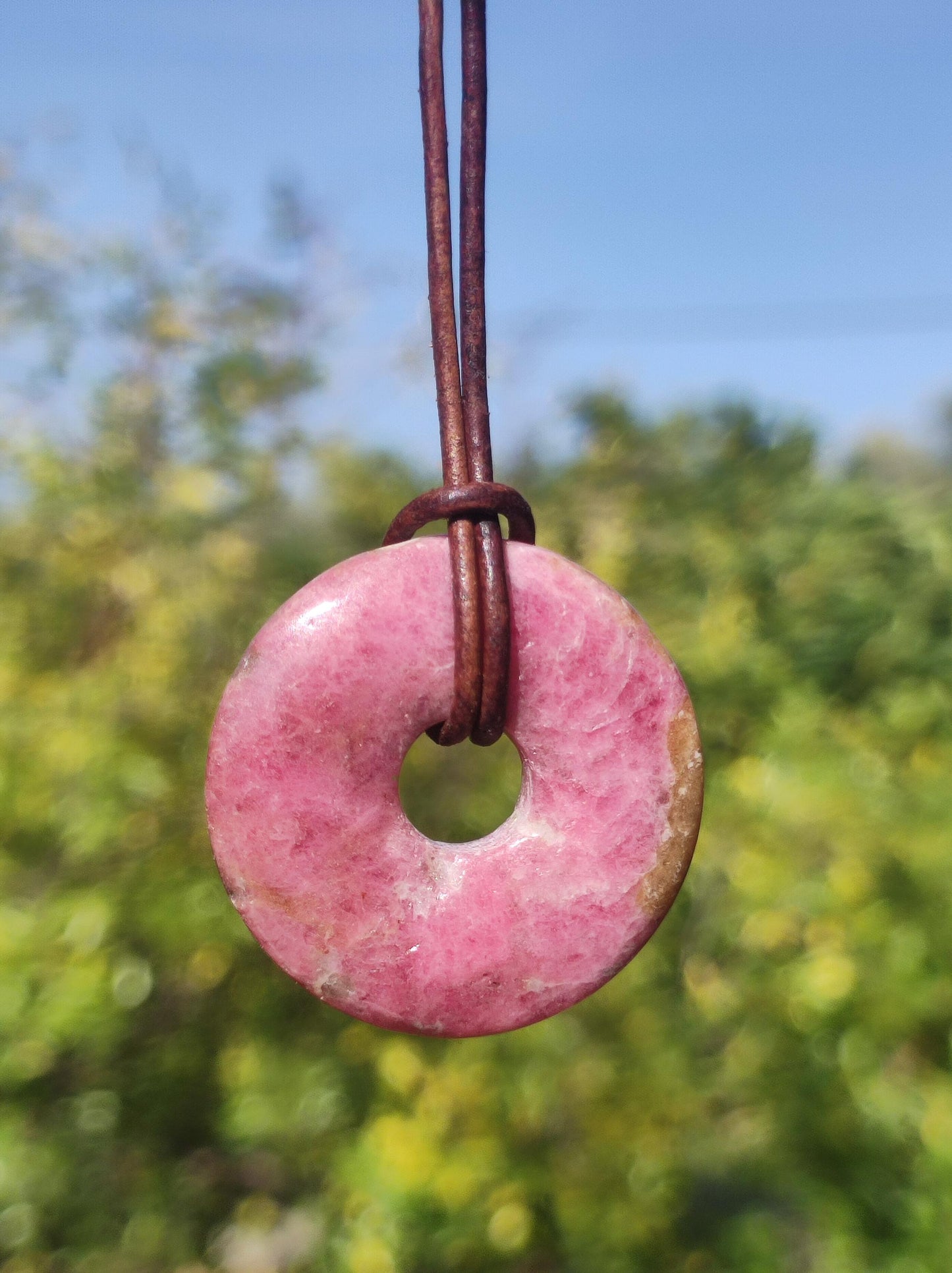 Rhodonite ~ 30 mm Donut Collier de pierres précieuses Rose Naturel Rareté Protection Symbole Guérison Pierre Cristal HIPPIE Boho Tibet Ethnique Homme Femme Cadeau Lui Elle