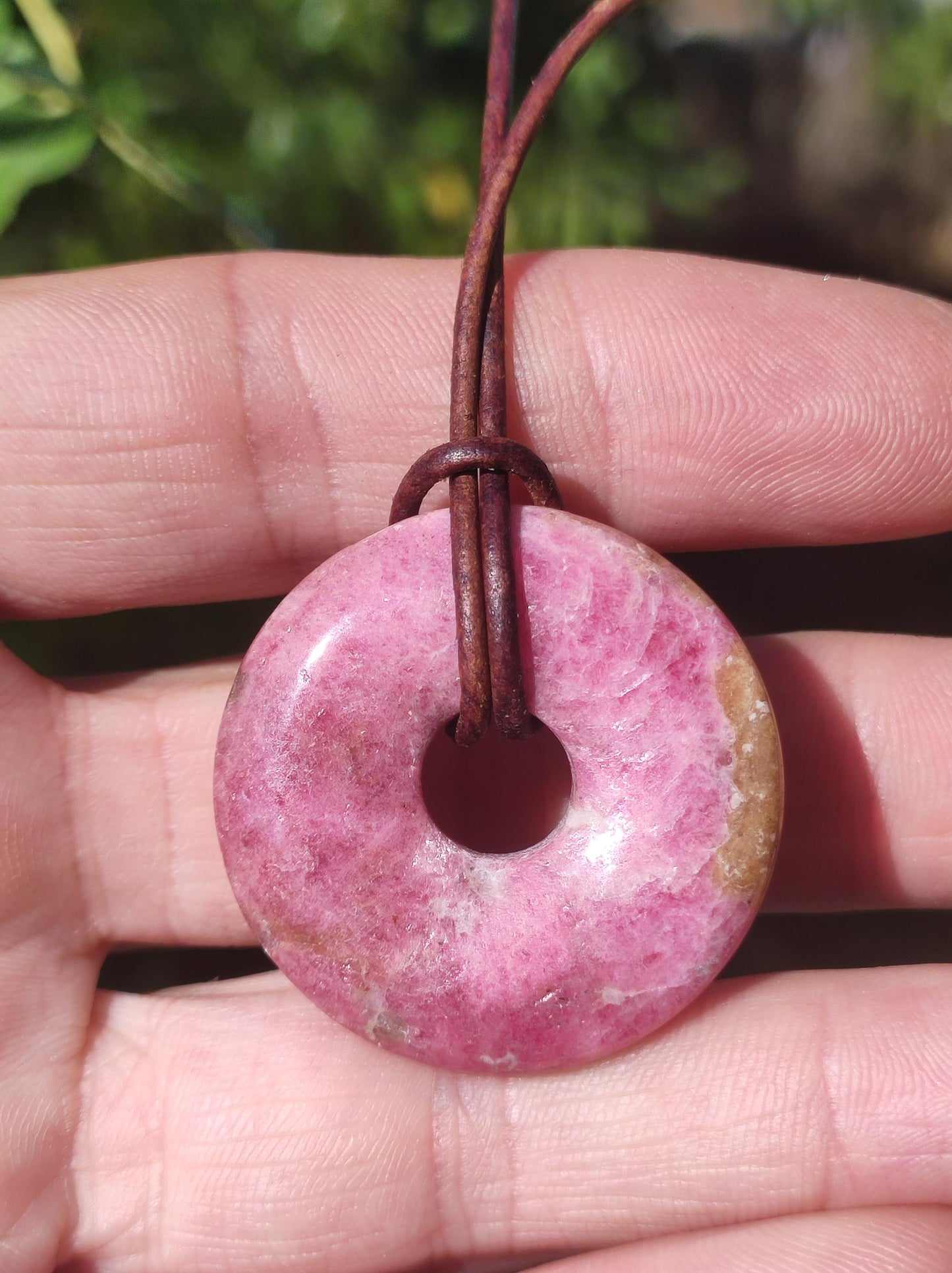 Rhodonite ~ 30 mm Donut Collier de pierres précieuses Rose Naturel Rareté Protection Symbole Guérison Pierre Cristal HIPPIE Boho Tibet Ethnique Homme Femme Cadeau Lui Elle