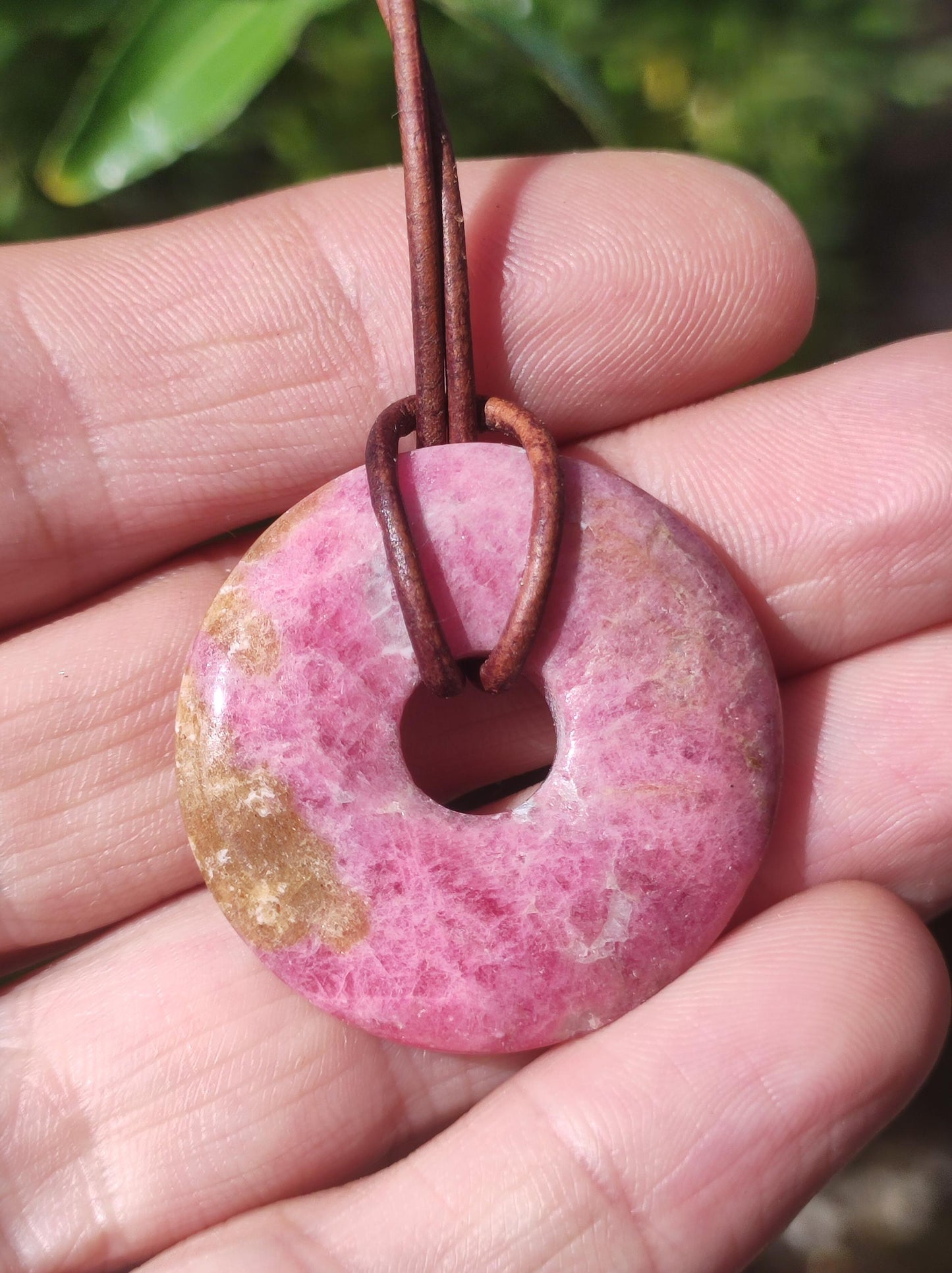 Rhodonite ~ 30 mm Donut Collier de pierres précieuses Rose Naturel Rareté Protection Symbole Guérison Pierre Cristal HIPPIE Boho Tibet Ethnique Homme Femme Cadeau Lui Elle