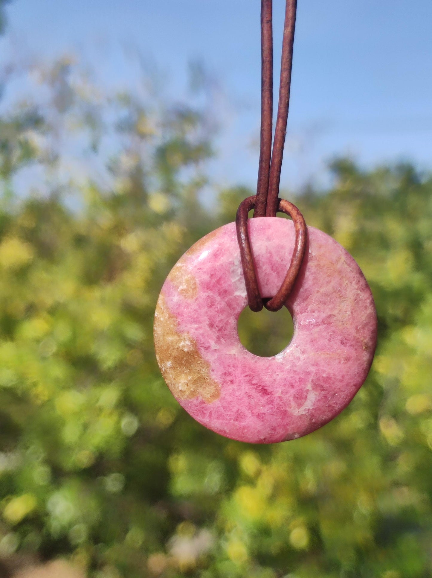 Rhodonite ~ 30 mm Donut Collier de pierres précieuses Rose Naturel Rareté Protection Symbole Guérison Pierre Cristal HIPPIE Boho Tibet Ethnique Homme Femme Cadeau Lui Elle