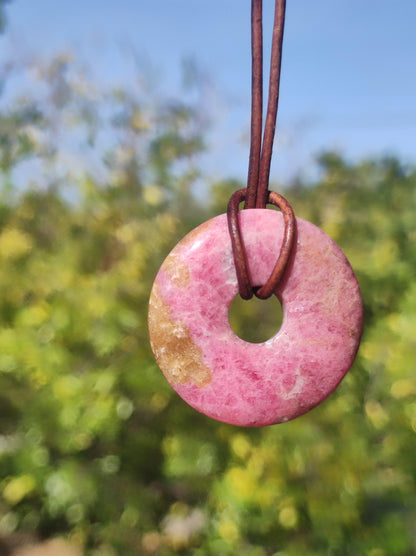 Rhodonite ~ 30 mm Donut Collier de pierres précieuses Rose Naturel Rareté Protection Symbole Guérison Pierre Cristal HIPPIE Boho Tibet Ethnique Homme Femme Cadeau Lui Elle