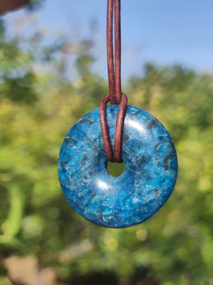 Apatit ~ Donut 30mm ~ Edelstein Kette blau Natur Rarität Schutzsymbol Heilstein Kristall HIPPIE Boho Ethno Mann Frau Geschenk Er Sie