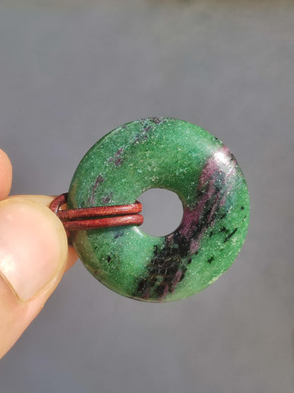 Rubis en Zoisite ~ Donut Collier de pierres précieuses Rouge Vert Pierre de guérison naturelle Homme Femme Bonne chance Protection HIPPIE GOA Boho Tibet Ethnique Rareté Cadeau Lui Elle