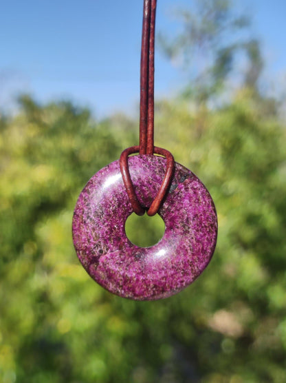 Stichtit ~ Edelstein Donut Kette Pi Scheibe Schutzsymbol Lila violett HIPPIE Chakra Boho Ethno Heilstein Kleidung Festival Purpur Rarität