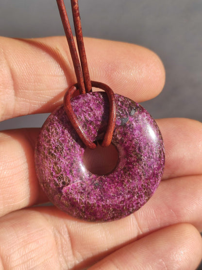 Stichtit ~ Edelstein Donut Kette Pi Scheibe Schutzsymbol Lila violett HIPPIE Chakra Boho Ethno Heilstein Kleidung Festival Purpur Rarität