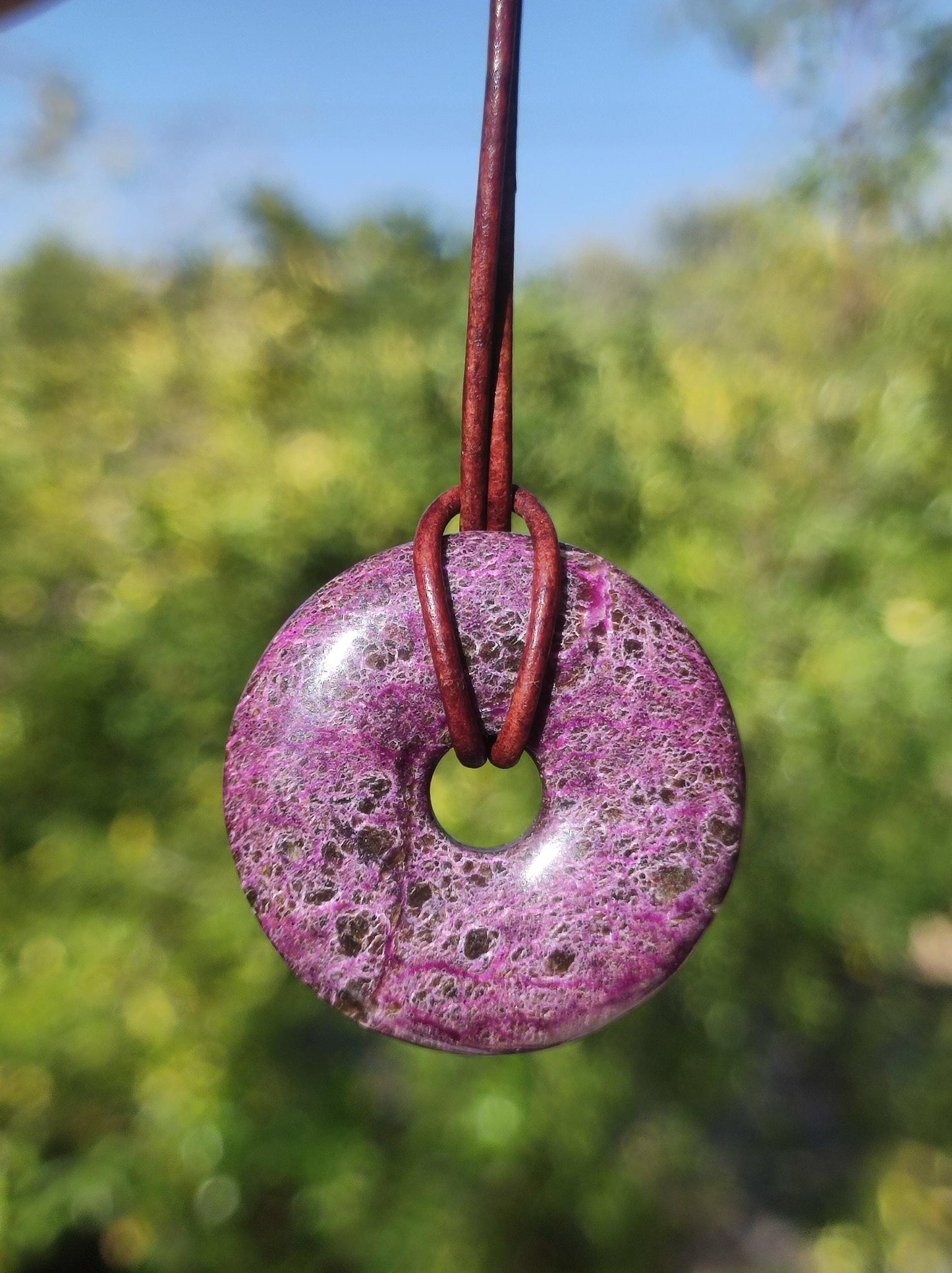 Stichtit ~ Edelstein Donut Kette Pi Scheibe Schutzsymbol Lila violett HIPPIE Chakra Boho Ethno Heilstein Kleidung Festival Purpur Rarität