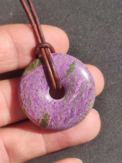 Stichtit ~ Edelstein Donut Kette Pi Scheibe Schutzsymbol Lila violett HIPPIE Chakra Boho Ethno Heilstein Kleidung Festival Purpur Rarität