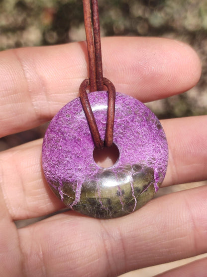 Stichtit ~ Edelstein Donut Kette Pi Scheibe Schutzsymbol Lila violett HIPPIE Chakra Boho Ethno Heilstein Kleidung Festival Purpur Rarität