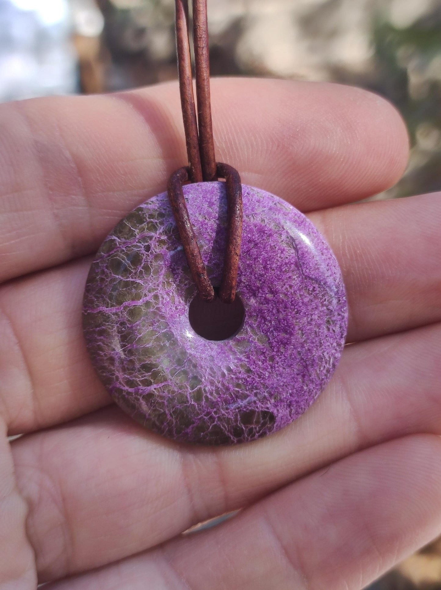 Stichtit ~ Edelstein Donut Kette Pi Scheibe Schutzsymbol Lila violett HIPPIE Chakra Boho Ethno Heilstein Kleidung Festival Purpur Rarität