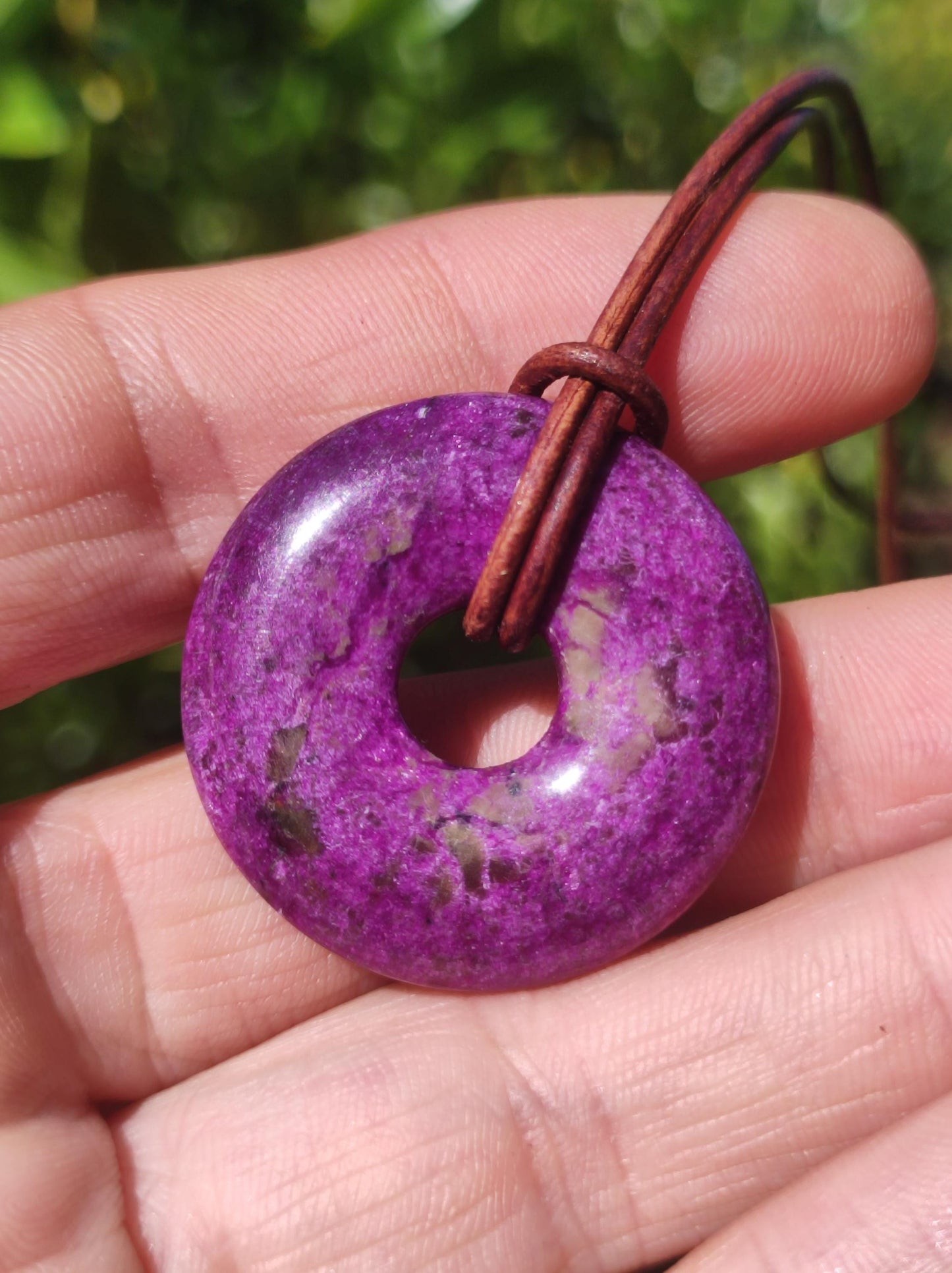 Stichtit ~ Edelstein Donut Kette Pi Scheibe Schutzsymbol Lila violett HIPPIE Chakra Boho Ethno Heilstein Kleidung Festival Purpur Rarität