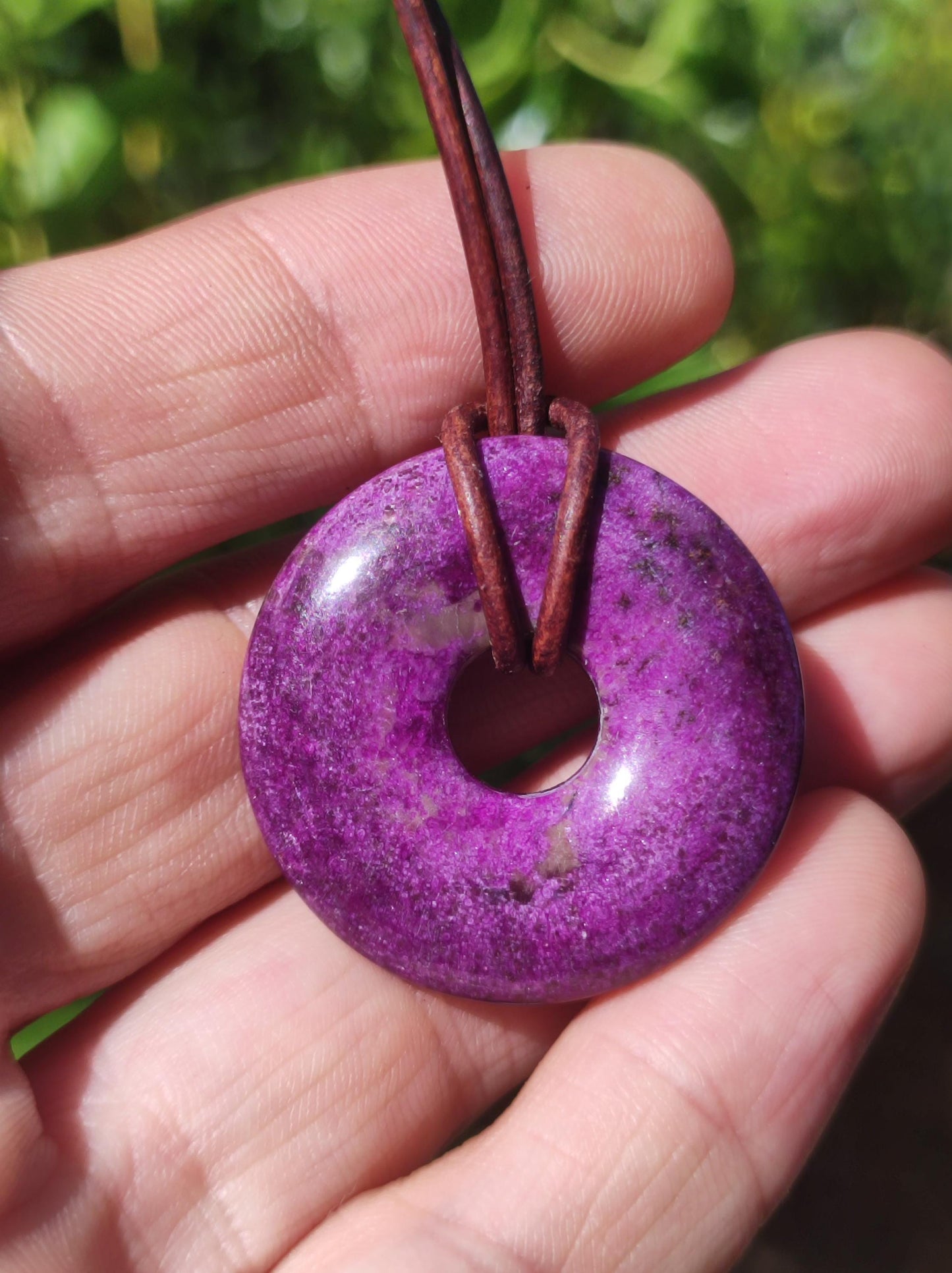 Stichtit ~ Edelstein Donut Kette Pi Scheibe Schutzsymbol Lila violett HIPPIE Chakra Boho Ethno Heilstein Kleidung Festival Purpur Rarität