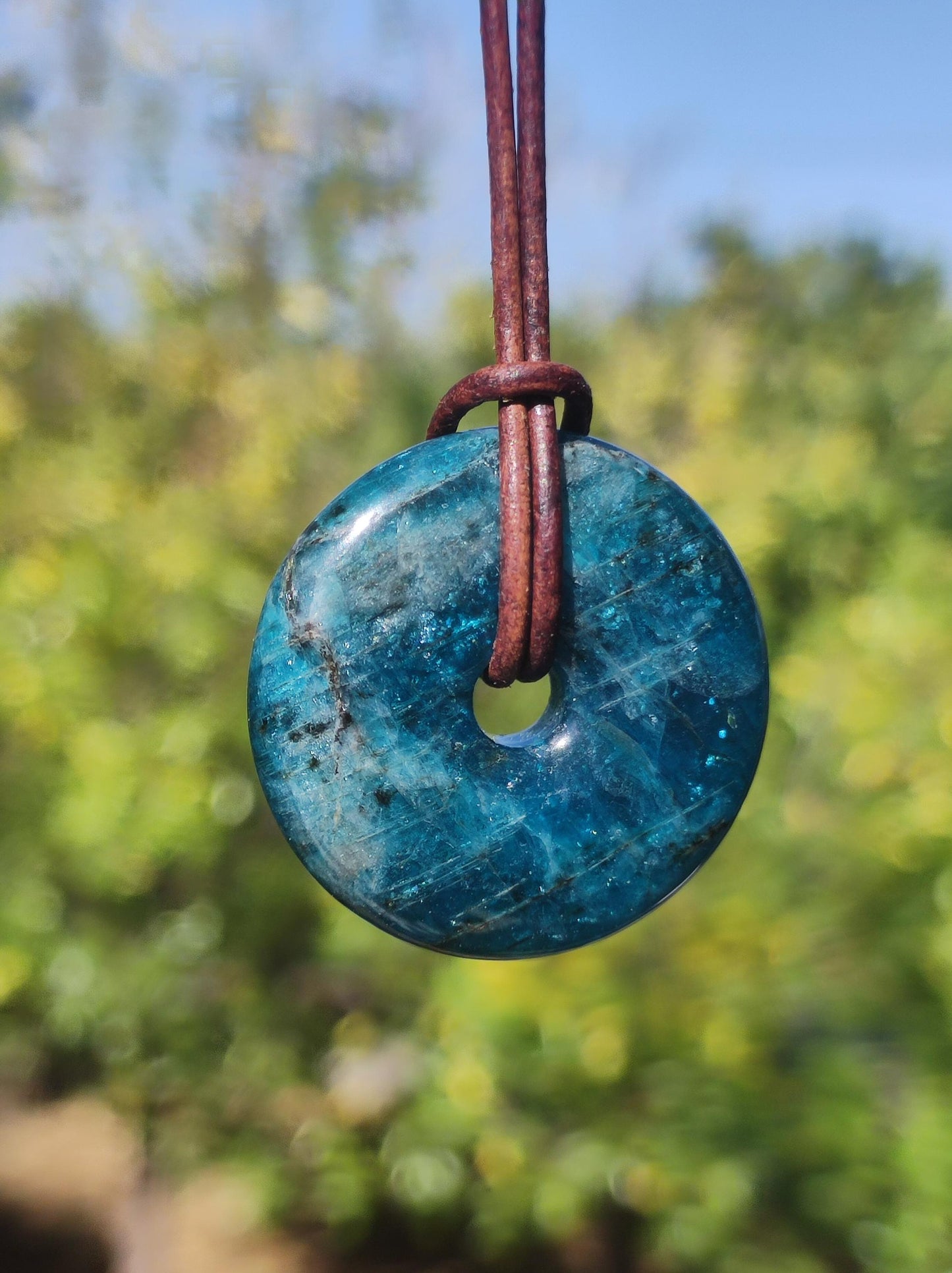 Apatit ~ Donut 30mm ~ Edelstein Kette blau Natur Rarität Schutzsymbol Heilstein Kristall HIPPIE Boho Ethno Mann Frau Geschenk Er Sie