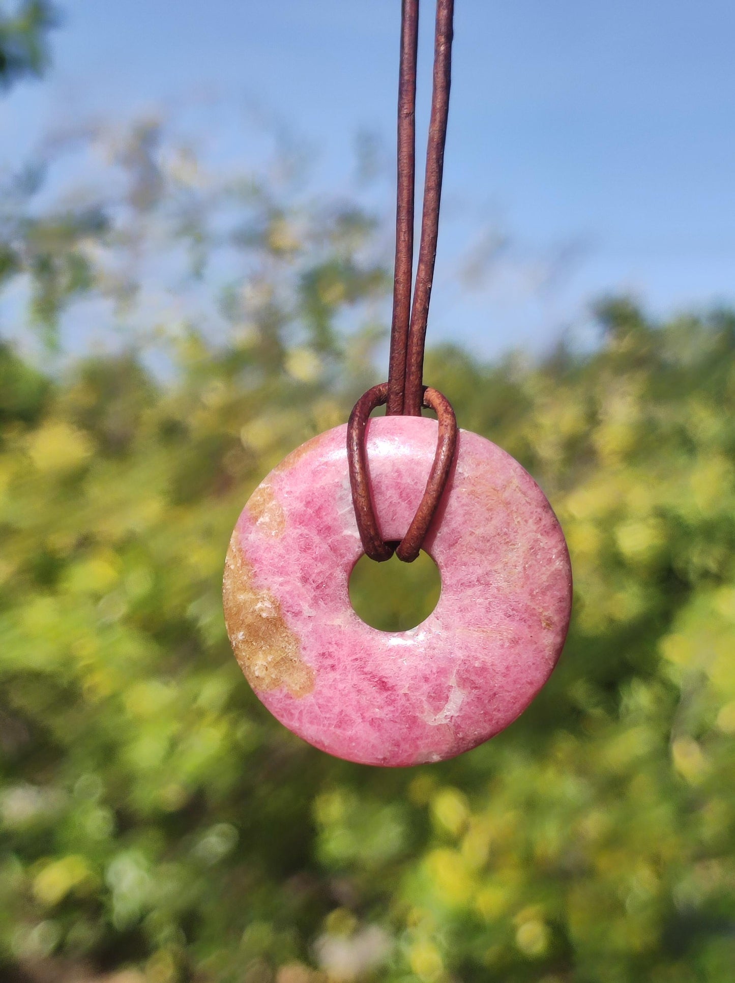 Rhodonite ~ 30 mm Donut Collier de pierres précieuses Rose Naturel Rareté Protection Symbole Guérison Pierre Cristal HIPPIE Boho Tibet Ethnique Homme Femme Cadeau Lui Elle