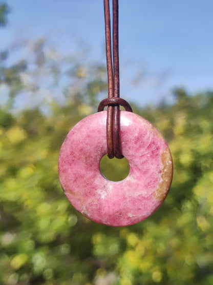 Rhodonite ~ 30 mm Donut Collier de pierres précieuses Rose Naturel Rareté Protection Symbole Guérison Pierre Cristal HIPPIE Boho Tibet Ethnique Homme Femme Cadeau Lui Elle