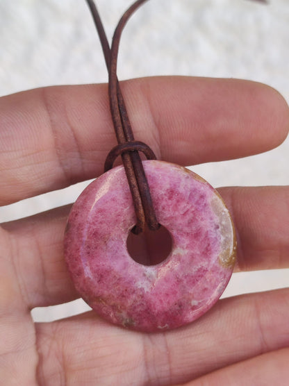 Rhodonite ~ 30 mm Donut Collier de pierres précieuses Rose Naturel Rareté Protection Symbole Guérison Pierre Cristal HIPPIE Boho Tibet Ethnique Homme Femme Cadeau Lui Elle