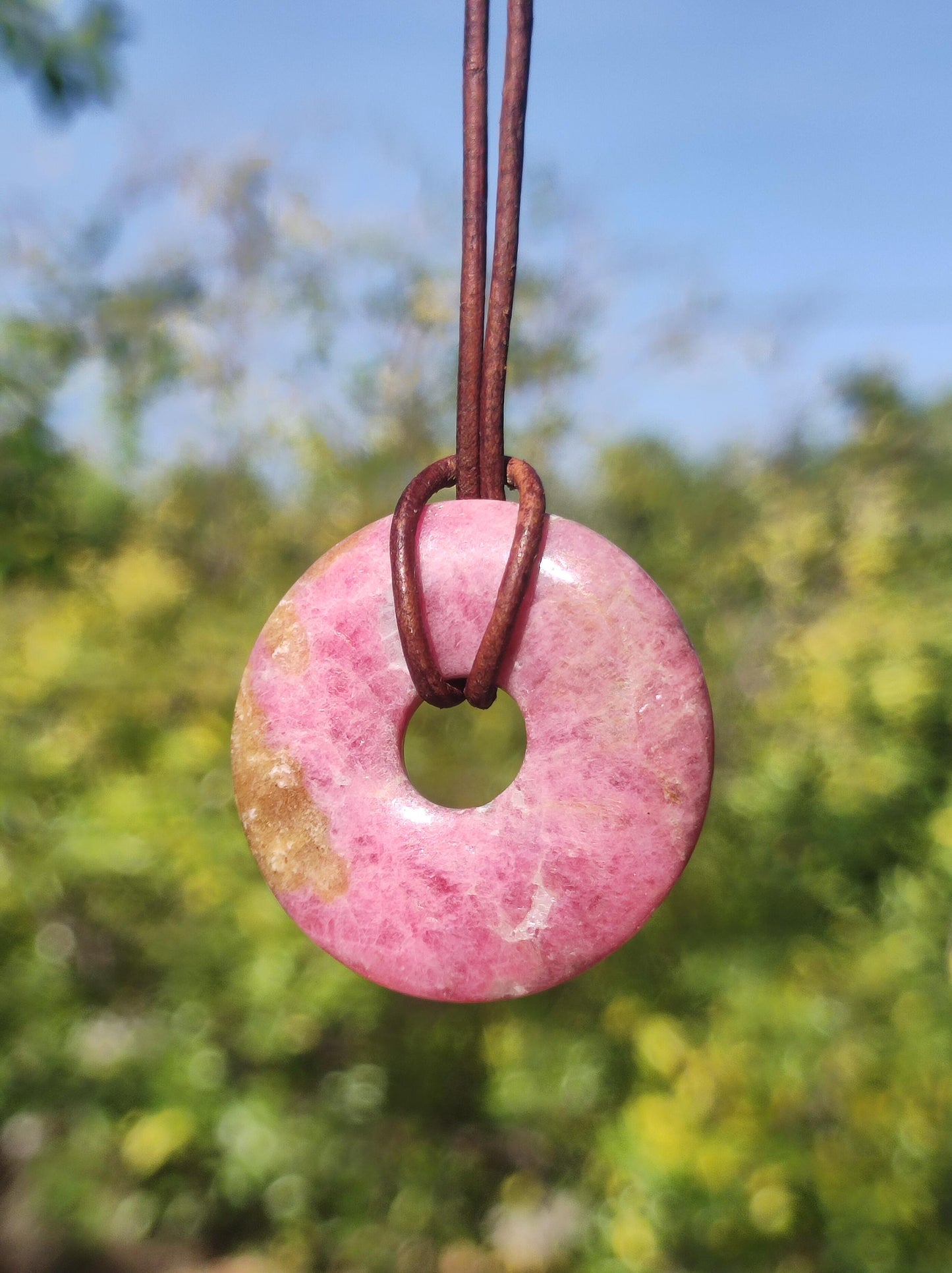 Rhodonite ~ 30 mm Donut Collier de pierres précieuses Rose Naturel Rareté Protection Symbole Guérison Pierre Cristal HIPPIE Boho Tibet Ethnique Homme Femme Cadeau Lui Elle