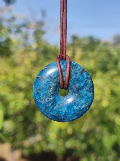 Apatit ~ Donut 30mm ~ Edelstein Kette blau Natur Rarität Schutzsymbol Heilstein Kristall HIPPIE Boho Ethno Mann Frau Geschenk Er Sie