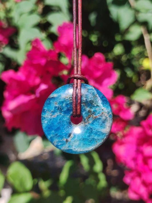 Apatite ~ Donut 30mm ~ Collier de pierres précieuses Bleu Rareté Naturelle Protection Symbole Pierre de Guérison Cristal HIPPIE Boho Ethnique Homme Femme Cadeau Lui Elle