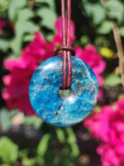 Apatite ~ Donut 30mm ~ Collier de pierres précieuses Bleu Rareté Naturelle Protection Symbole Pierre de Guérison Cristal HIPPIE Boho Ethnique Homme Femme Cadeau Lui Elle