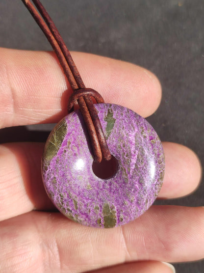 Stichtit ~ Edelstein Donut Kette Pi Scheibe Schutzsymbol Lila violett HIPPIE Chakra Boho Ethno Heilstein Kleidung Festival Purpur Rarität