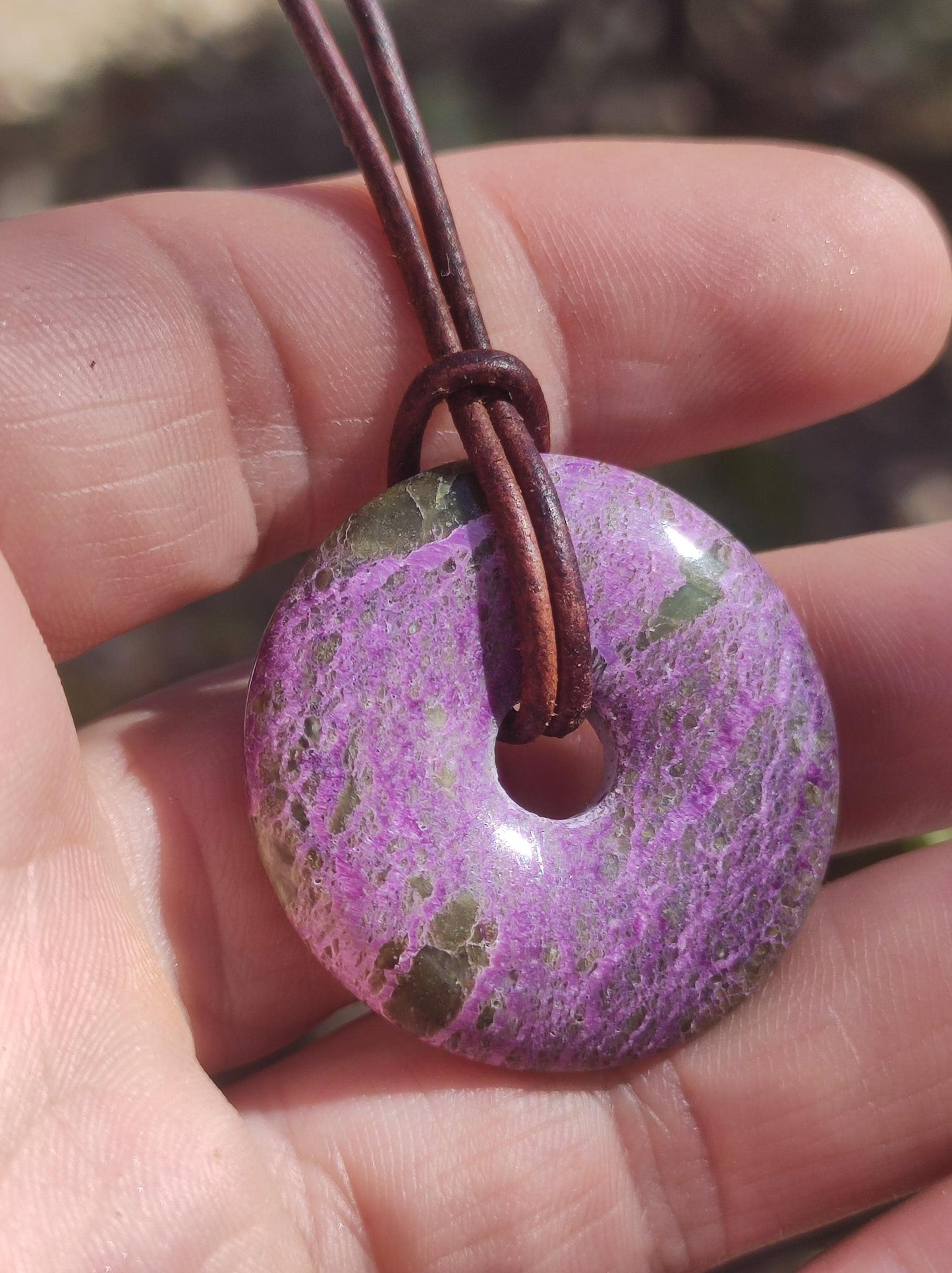 Stichtit ~ Edelstein Donut Kette Pi Scheibe Schutzsymbol Lila violett HIPPIE Chakra Boho Ethno Heilstein Kleidung Festival Purpur Rarität