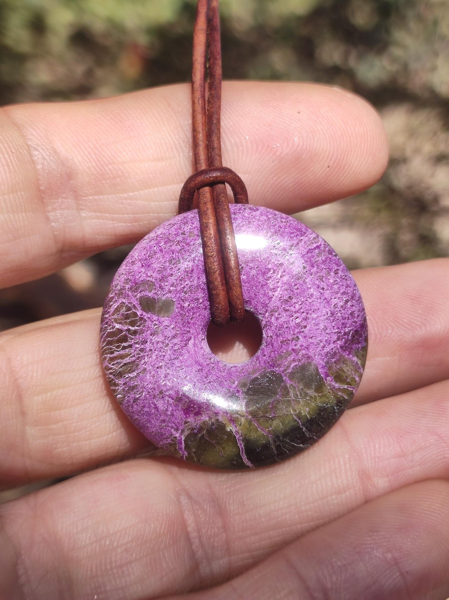 Stichtit ~ Edelstein Donut Kette Pi Scheibe Schutzsymbol Lila violett HIPPIE Chakra Boho Ethno Heilstein Kleidung Festival Purpur Rarität