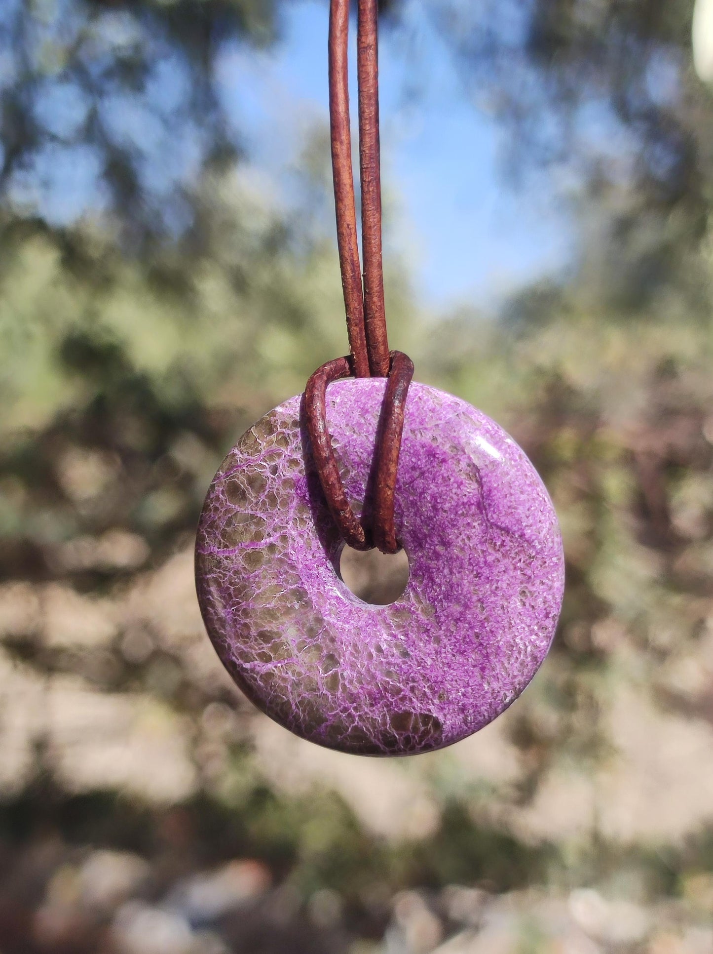 Stichtit ~ Edelstein Donut Kette Pi Scheibe Schutzsymbol Lila violett HIPPIE Chakra Boho Ethno Heilstein Kleidung Festival Purpur Rarität