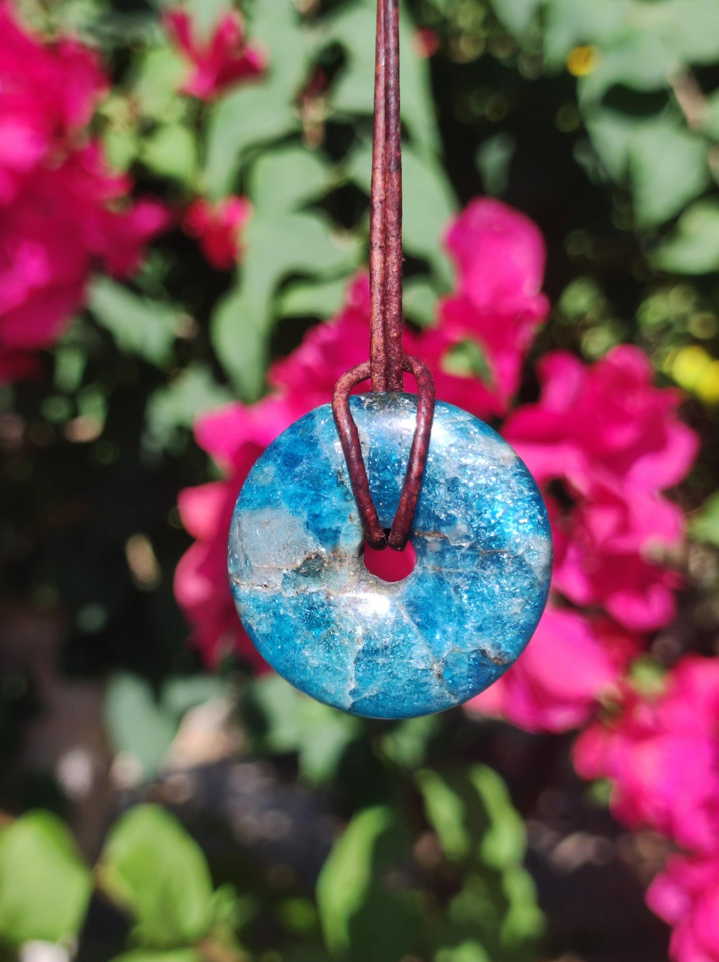 Apatite ~ Donut 30mm ~ Collier de pierres précieuses Bleu Rareté Naturelle Protection Symbole Pierre de Guérison Cristal HIPPIE Boho Ethnique Homme Femme Cadeau Lui Elle