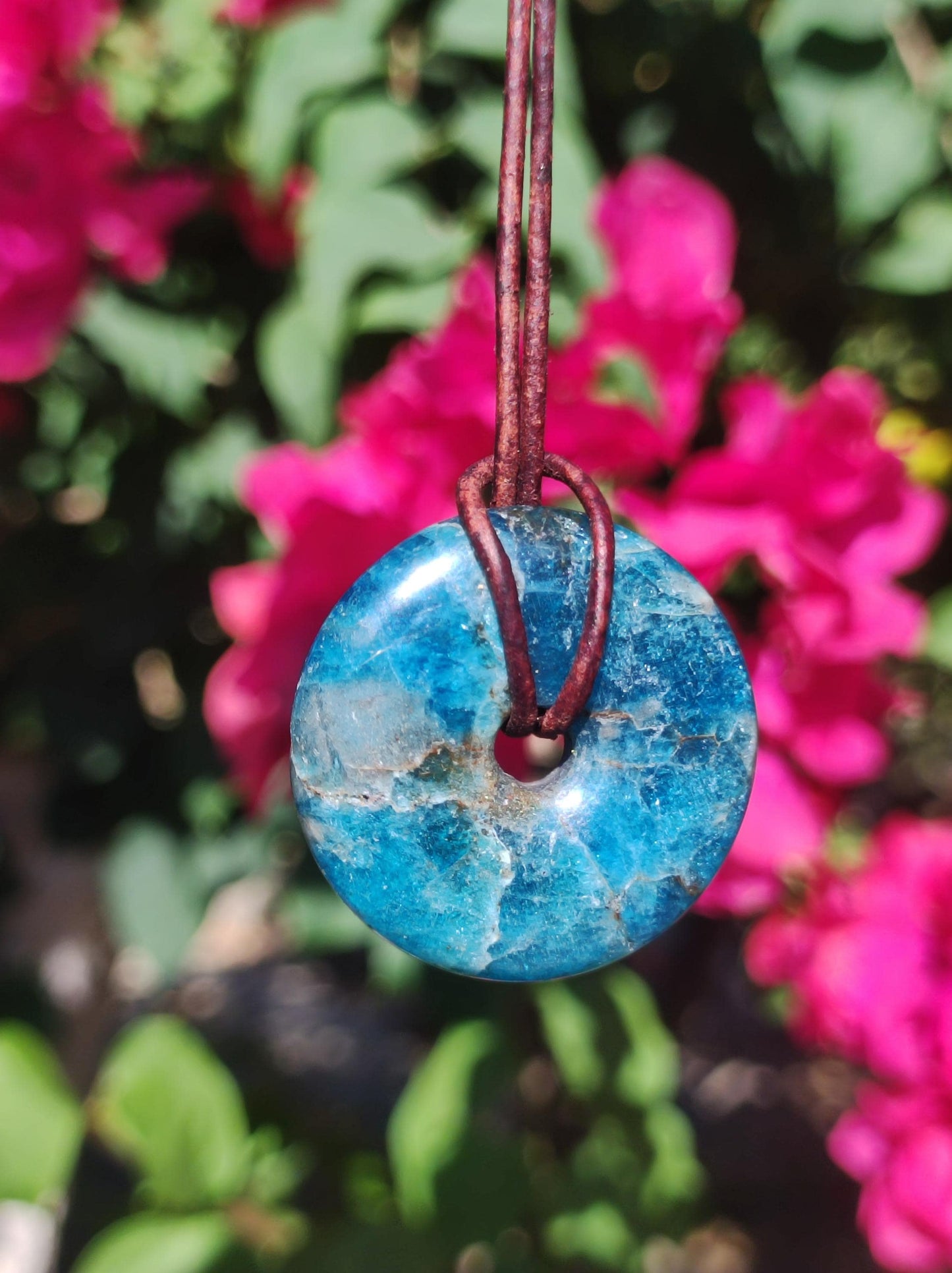 Apatite ~ Donut 30mm ~ Collier de pierres précieuses Bleu Rareté Naturelle Protection Symbole Pierre de Guérison Cristal HIPPIE Boho Ethnique Homme Femme Cadeau Lui Elle