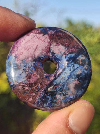 Sugilite &amp; Richterite Bustamite Protection Donut Gemstone Crystal Healing Stone Rareté Rare Collector Sugilite rouge bleu violet pendentif rond cadeau