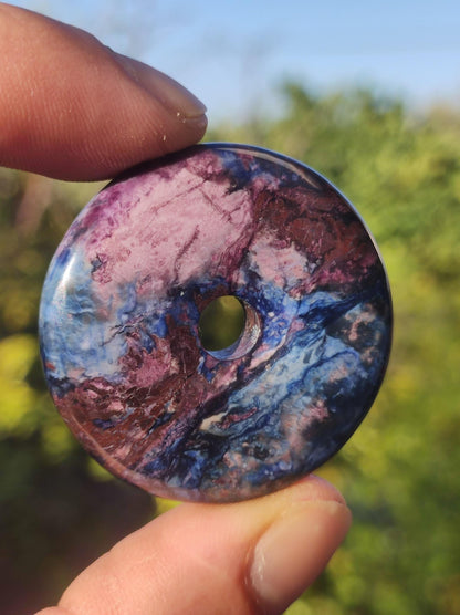 Sugilite &amp; Richterite Bustamite Protection Donut Gemstone Crystal Healing Stone Rareté Rare Collector Sugilite rouge bleu violet pendentif rond cadeau