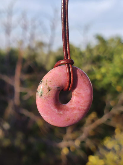 Cobalt Calcit Kobaltcalcit Schutz Donut Edelstein Kette pink rosa Natur Heilstein Rarität Frau Geschenk Sammler Energie Kraft Ruhe Glück