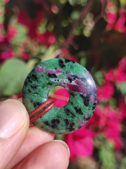 Rubin in Zoisit ~ Donut Edelstein Kette rot grün Natur Heilstein Mann Frau Glück Schutz HIPPIE GOA Boho Tibet Ethno Rarität Geschenk Er Sie