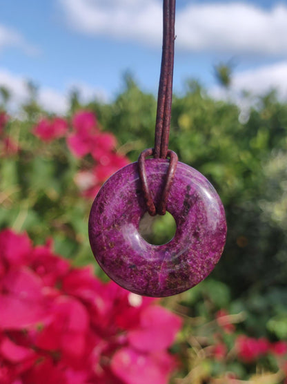 Stichtit ~ Edelstein Donut Kette Pi Scheibe Schutzsymbol Lila violett HIPPIE Chakra Boho Ethno Heilstein Kleidung Festival Purpur Rarität