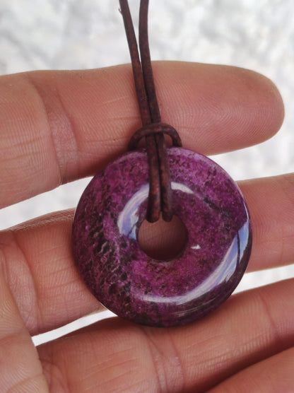 Stichtit ~ Edelstein Donut Kette Pi Scheibe Schutzsymbol Lila violett HIPPIE Chakra Boho Ethno Heilstein Kleidung Festival Purpur Rarität